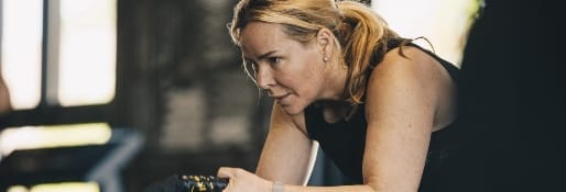 woman training with ropes at the gym